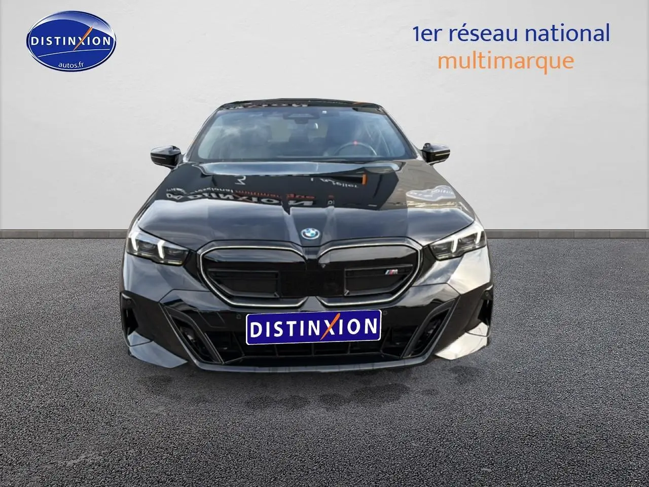 Vue frontale d'une BMW Série 5 i5 M60 noire avec calandre M et phares LED distinctifs.