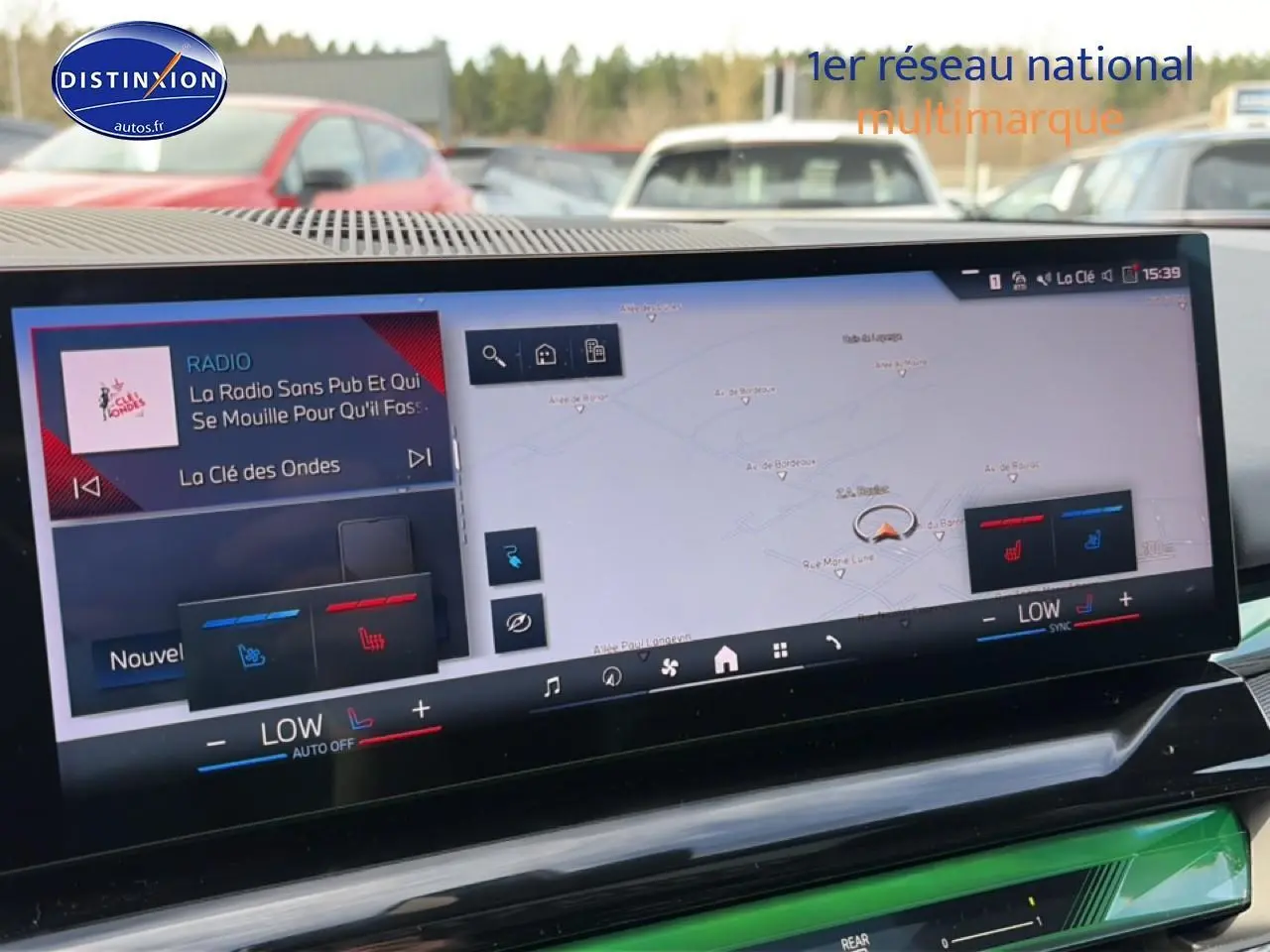 Écran tactile intérieur de BMW Série 5 i5 M60 2024 montrant navigation et commandes climatisation.