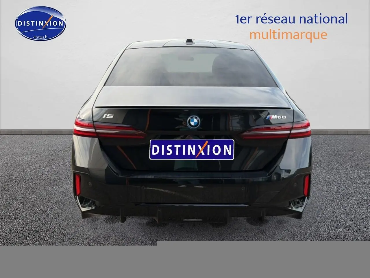 Vue arrière d'une BMW Série 5 i5 M60 noire 2024 avec feux LED et logo M60 visible sur le coffre.