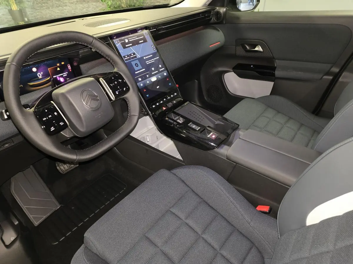 Vue intérieure côté conducteur du Citroën C5 Aircross 2026, avec tableau de bord noir et écran tactile vertical.