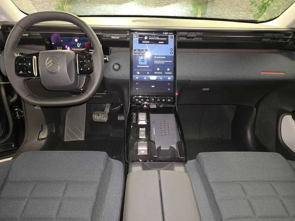 Vue intérieure avant du Citroën C5 Aircross 2026, tableau de bord noir avec grand écran tactile vertical et volant multifonctions.