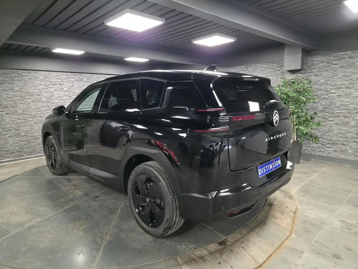 Vue 3/4 arrière droite du Citroën C5 Aircross noir brillant avec jantes alliage et feux arrière LED distinctifs.