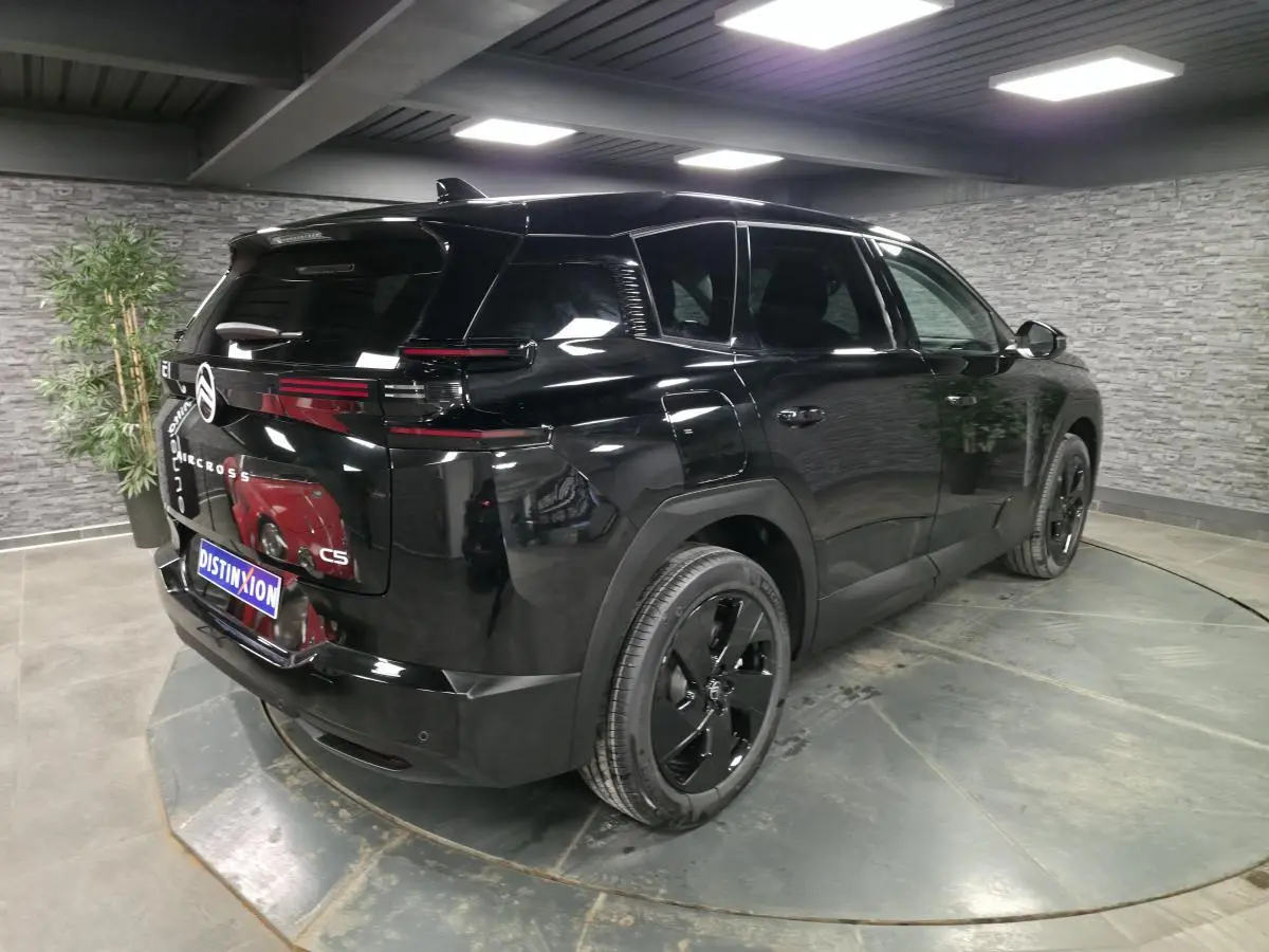 Vue 3/4 arrière droite du Citroën C5 Aircross noir brillant avec jantes alliage noires et feux arrière LED 3D.