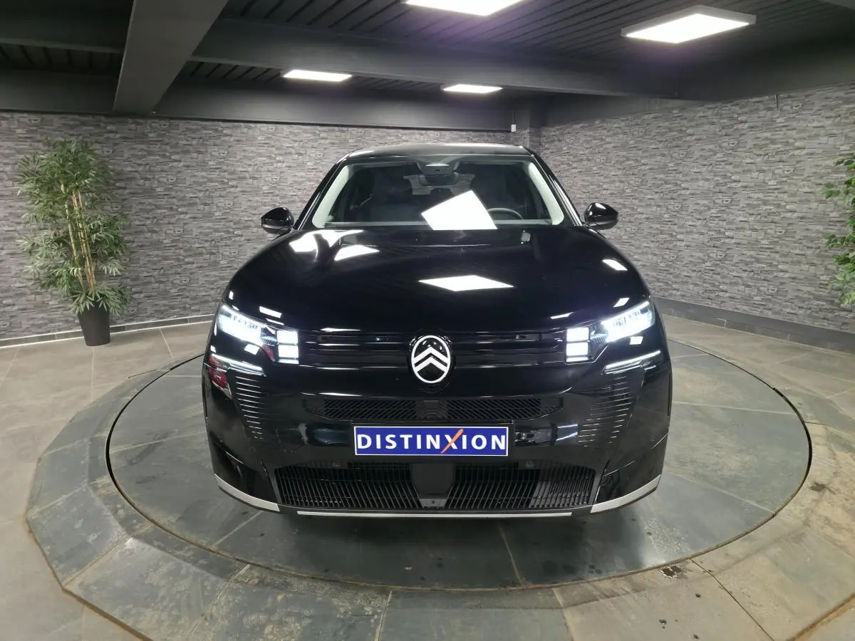 Vue avant d'un Citroën C5 Aircross noir brillant avec calandre noire et phares LED allumés en intérieur.