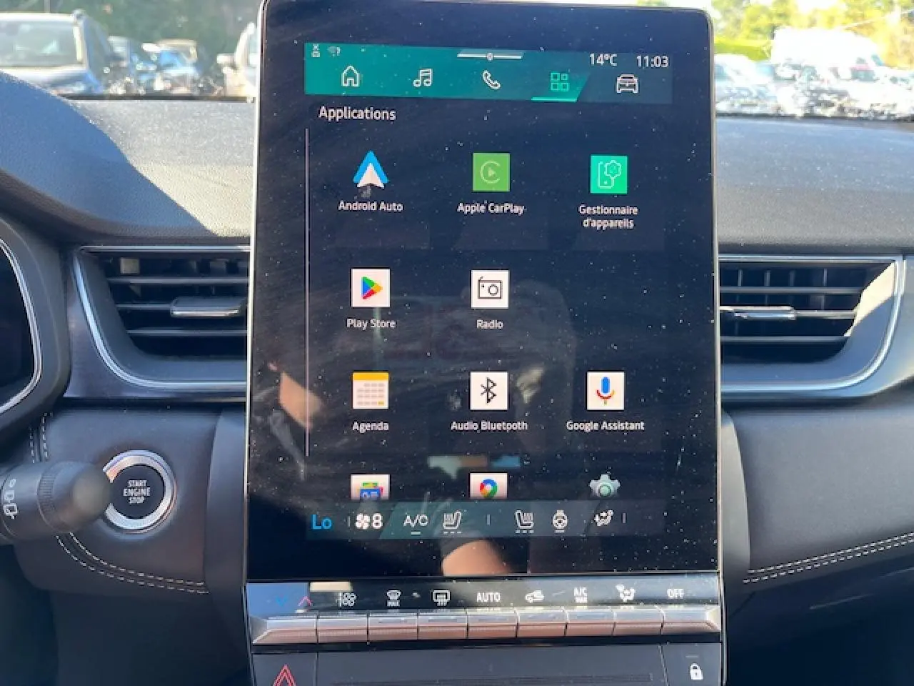 Écran tactile central vertical avec interface multimédia dans l’habitacle noir du Renault Symbioz 2025.