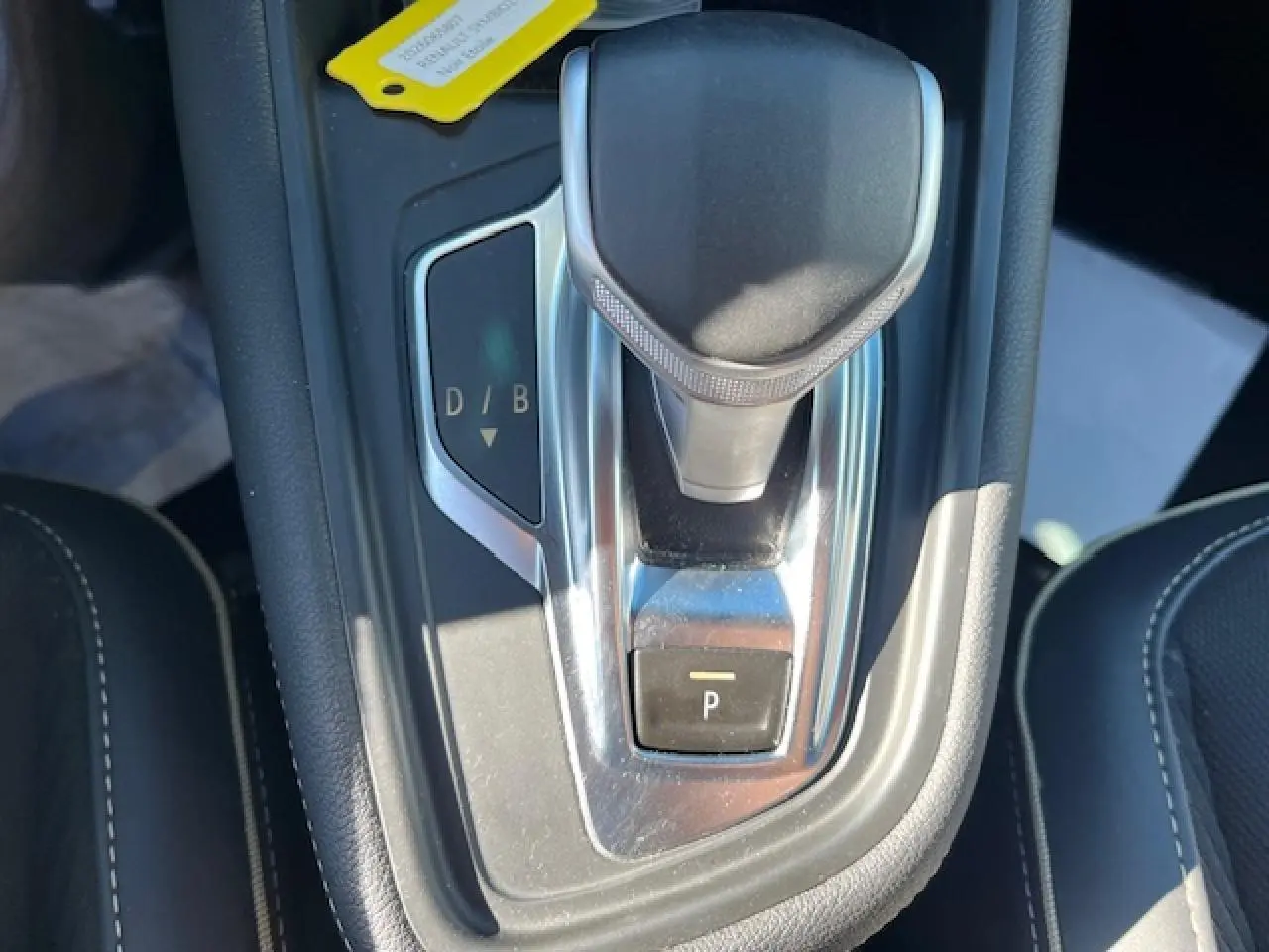 Gros plan sur la commande de boîte automatique du Renault Symbioz 2025, avec levier noir et chrome autour.