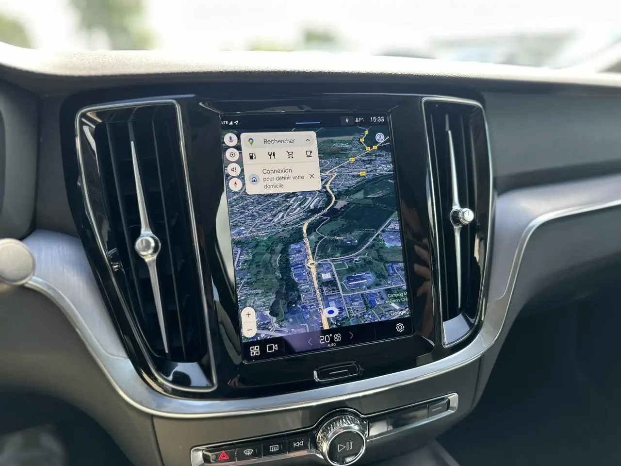 Écran tactile central avec GPS affiché dans l'habitacle du Volvo S60 B4 197 gris Platinium 2024.