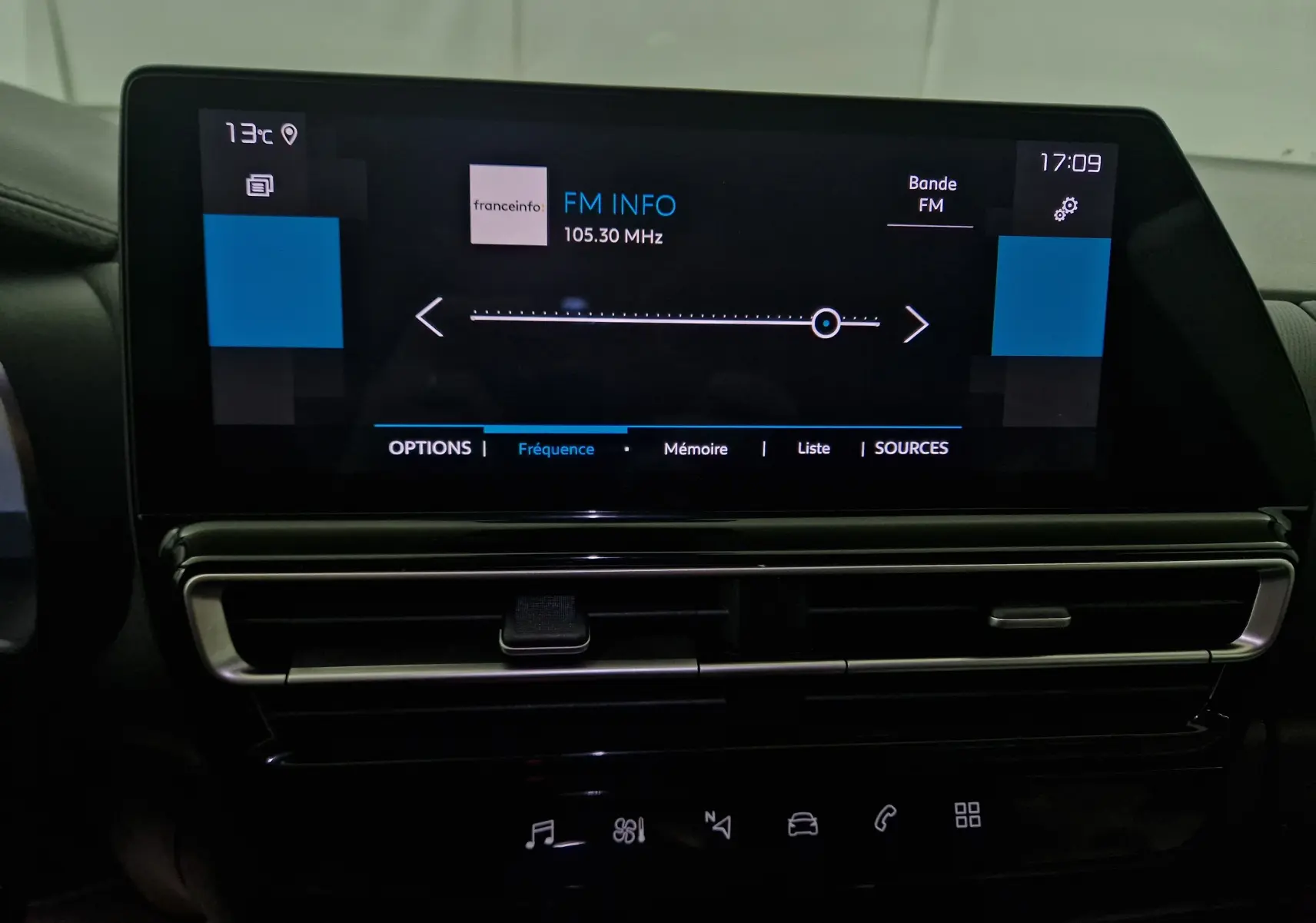 Écran central tactile du tableau de bord du Citroën C5 Aircross 2024, affichant la radio FM à 105.30 MHz.