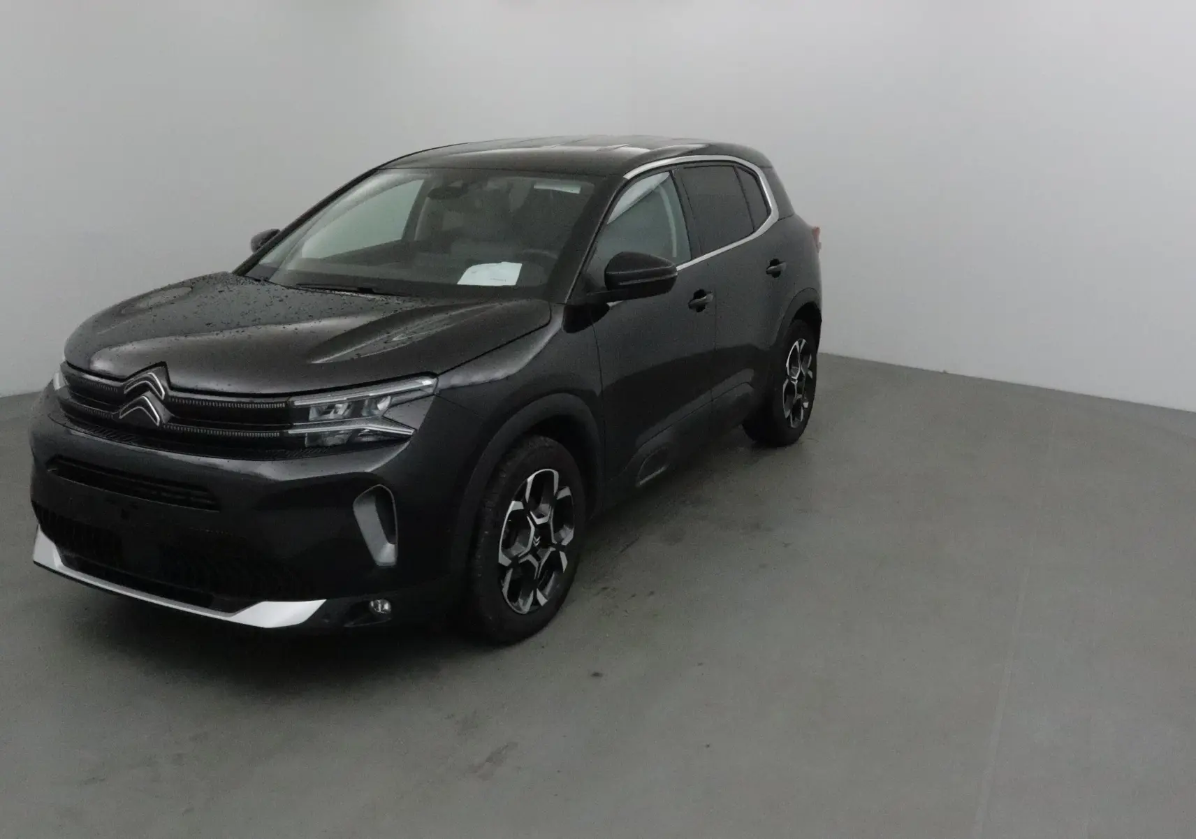 SUV Citroën C5 Aircross noir 2024 vu en 3/4 avant droit avec jantes noires et détails chromés.