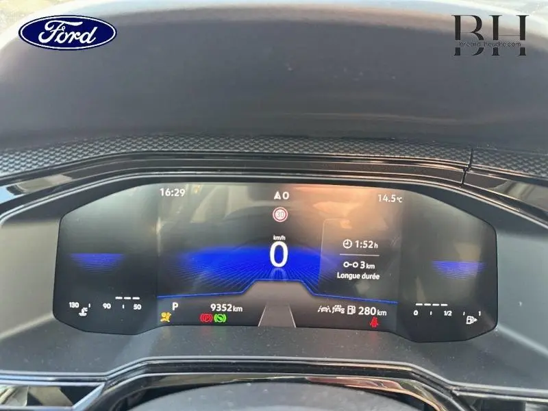Tableau de bord numérique du Volkswagen Taigo blanc, affichant la vitesse à 0 km/h et divers indicateurs.