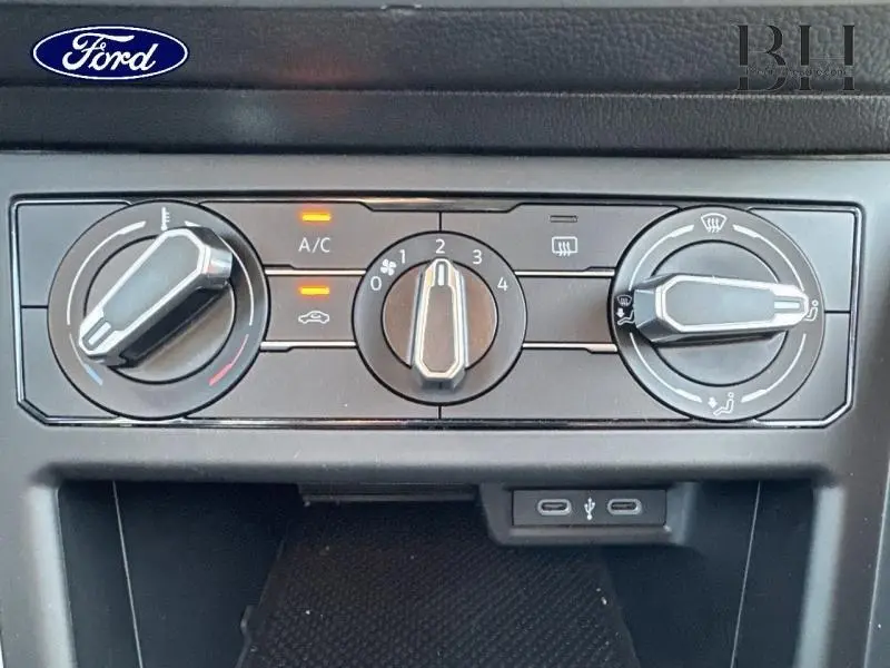Panneau de commande de climatisation avec réglages manuels sur Volkswagen Taigo blanc, vue frontale rapprochée.