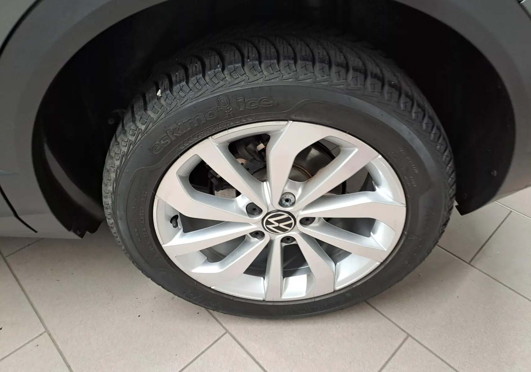 Gros plan sur la jante alliage 17'' Johannesburg avec logo Volkswagen du Volkswagen T-Roc gris Indium.
