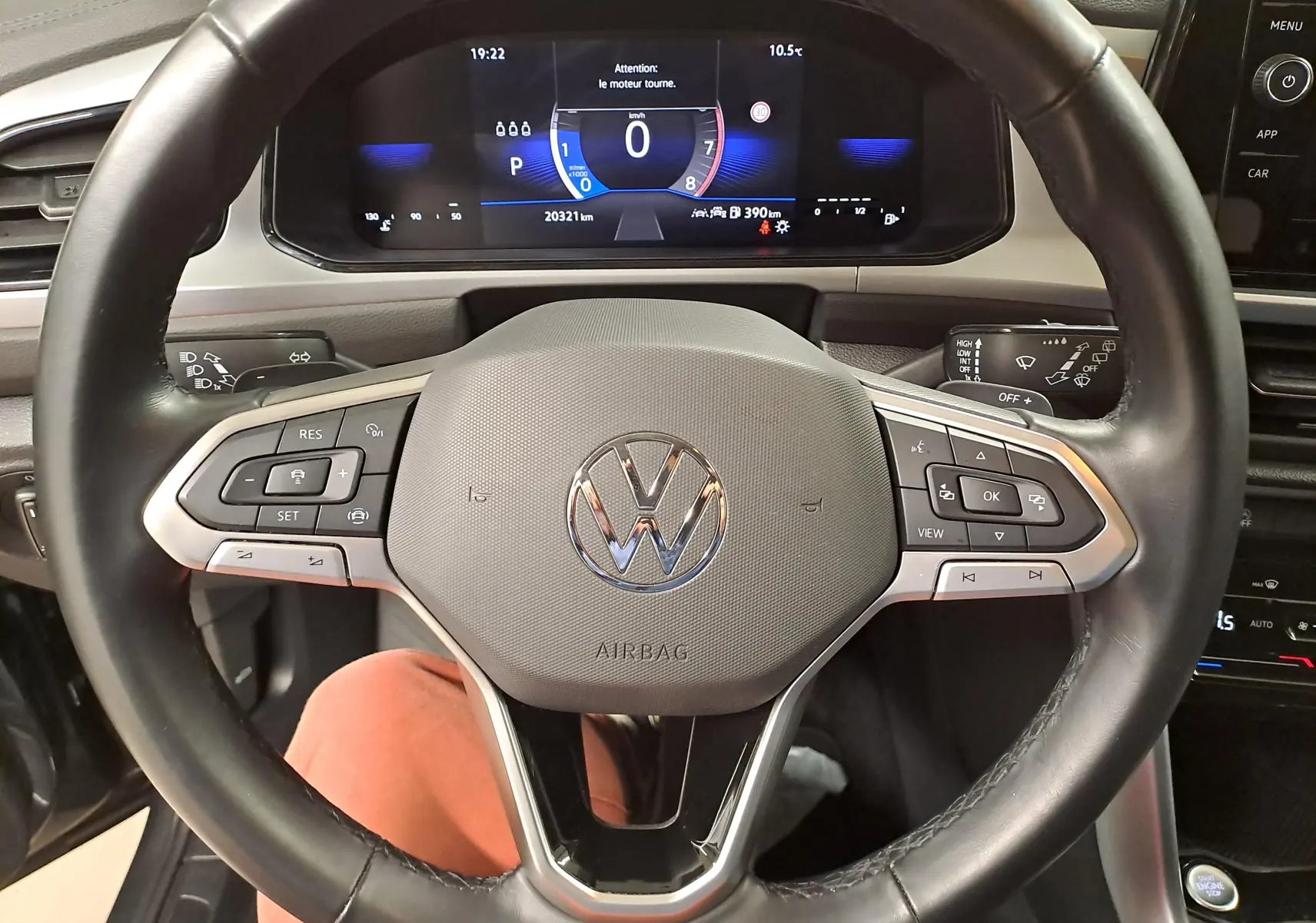 Vue rapprochée du volant multifonction d’un Volkswagen T-Roc 2024 avec tableau de bord numérique allumé.