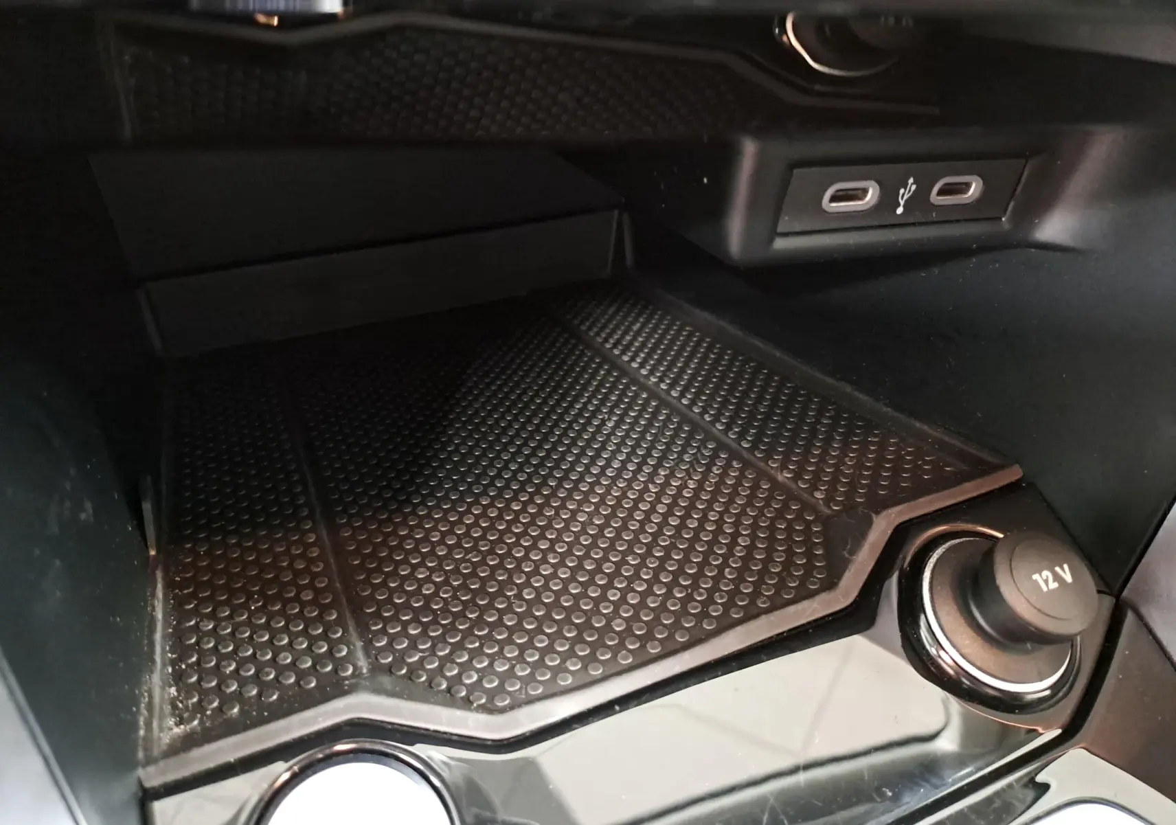 Espace de rangement intérieur avec prise 12V et ports USB-C dans le Volkswagen T-Roc 2024 Gris Indium.
