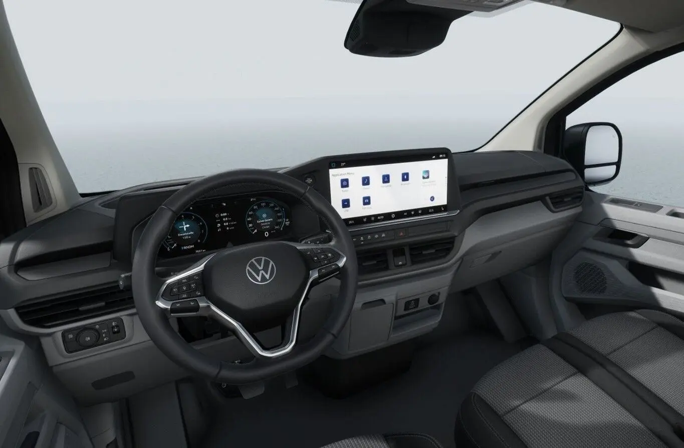 Intérieur du Volkswagen Transporter ProCab T7 2025, tableau de bord moderne avec écran tactile et volant multifonction noir.