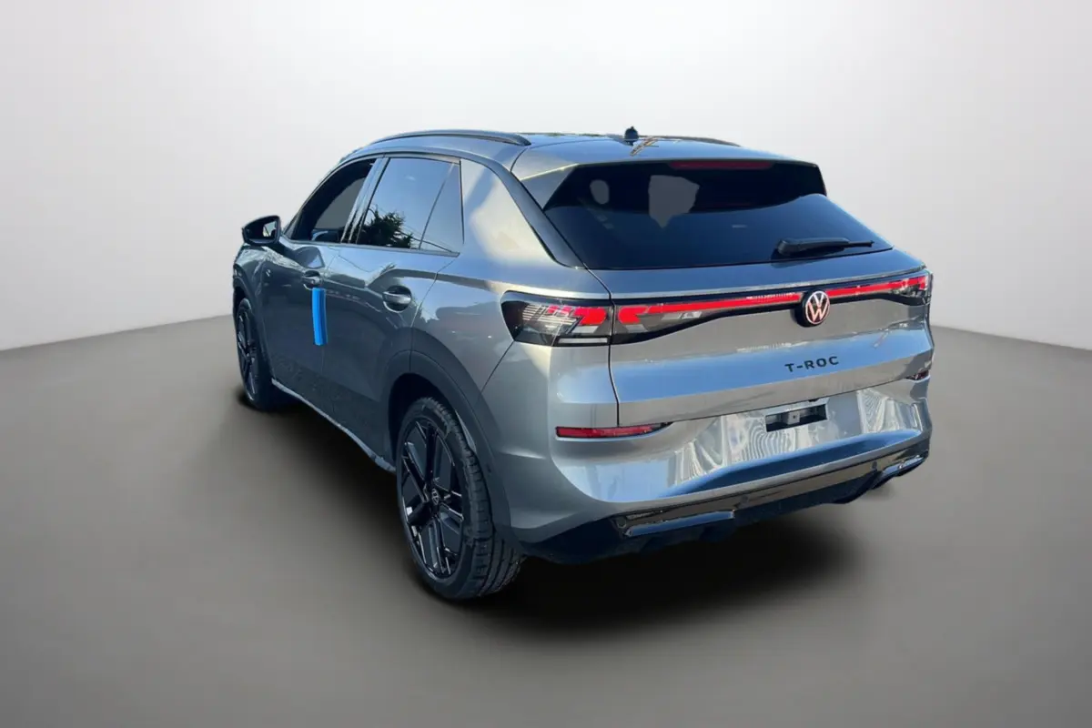 Volkswagen T-Roc gris loup en 3/4 arrière droit avec feux LED et vitres surteintées visibles.