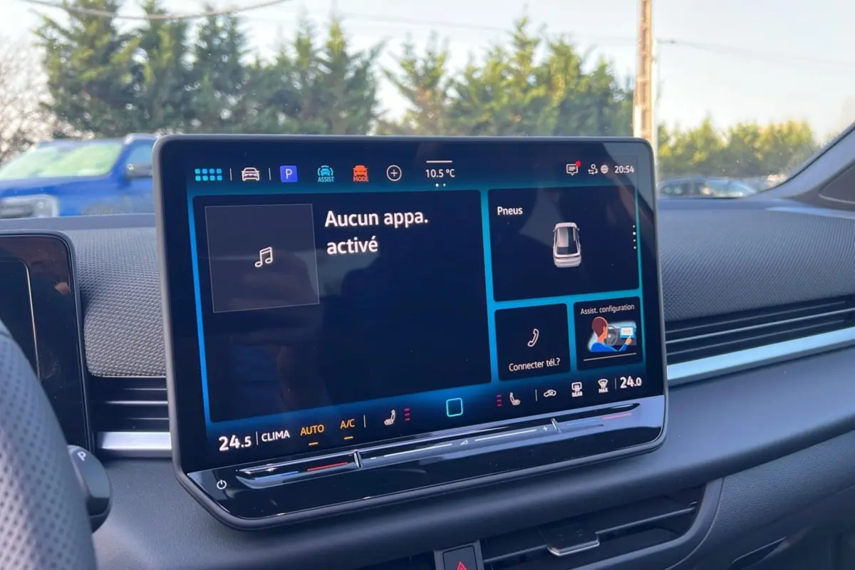 Écran tactile central du Volkswagen T-Roc gris loup, vue intérieure du tableau de bord côté passager.