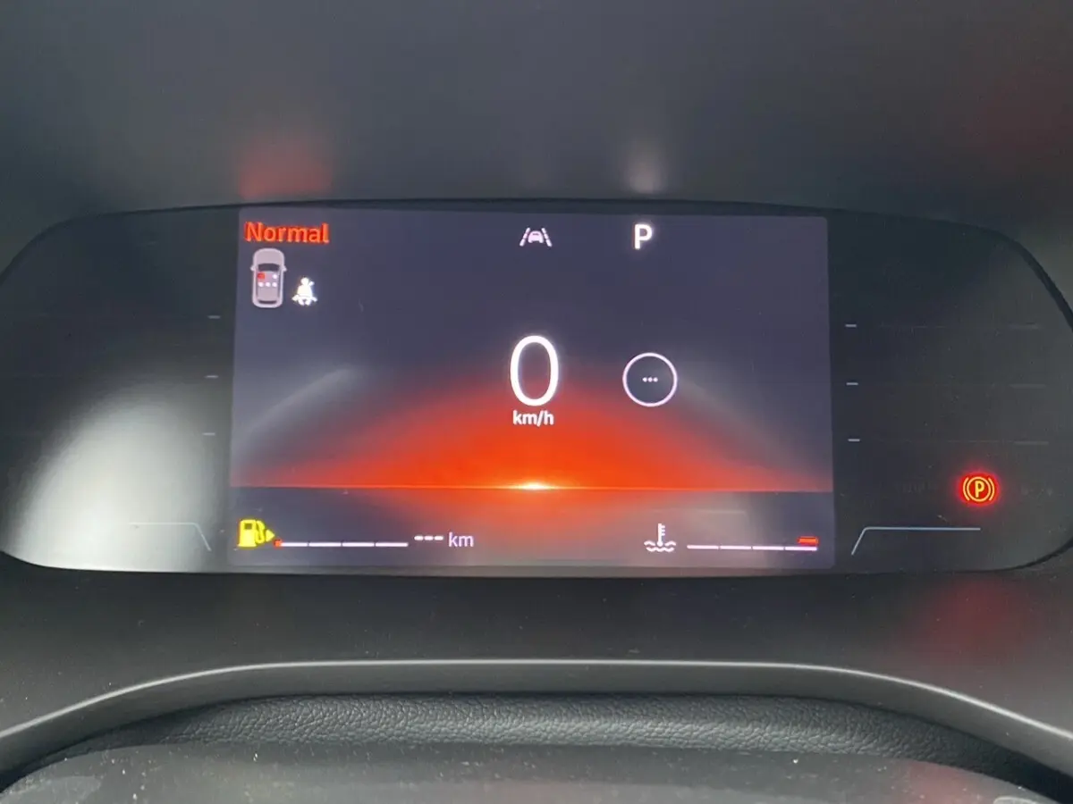 Affichage numérique du combiné d'instruments de la Renault Arkana 2024, avec vitesse à 0 km/h et indicateurs lumineux.