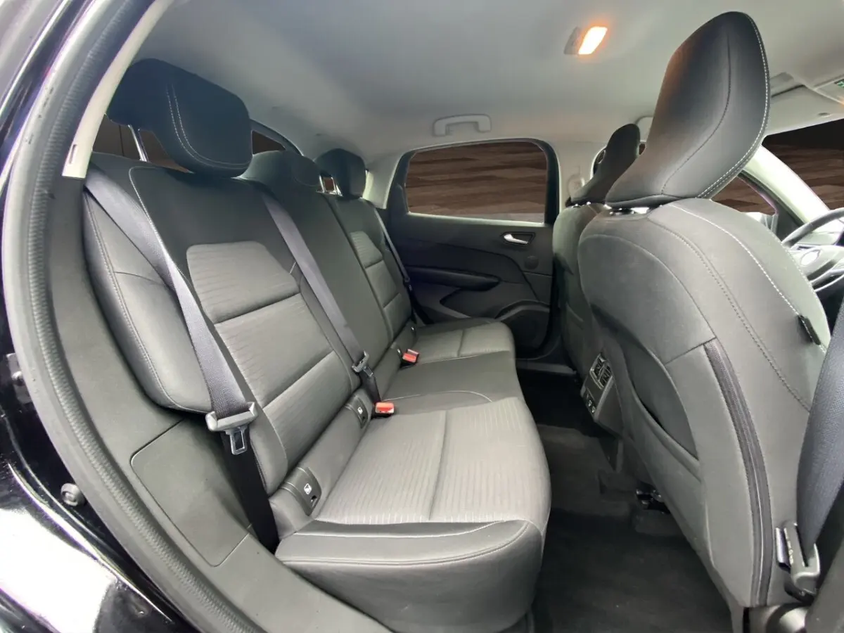 Vue intérieure côté gauche montrant la banquette arrière noire et les sièges avant du Renault Arkana PH2 Evolution 2024.