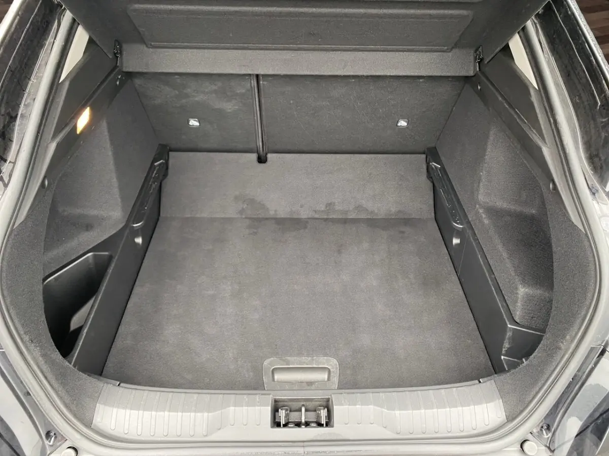 Coffre ouvert vu de dessus du Renault Arkana noir, montrant un espace de chargement propre et spacieux.
