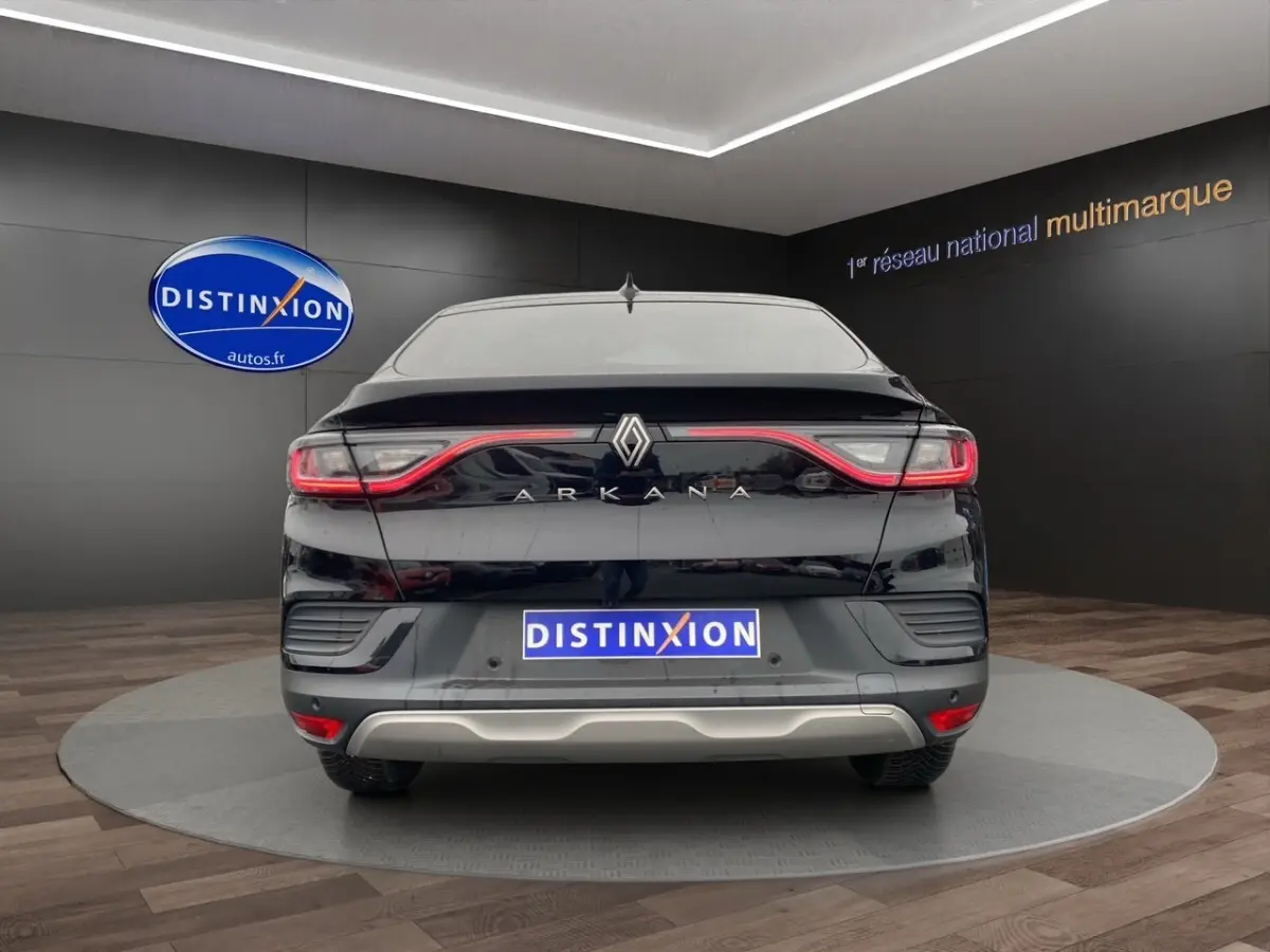 Vue arrière d'une Renault Arkana noire 2024 avec feux LED reliés et logo Renault centré.