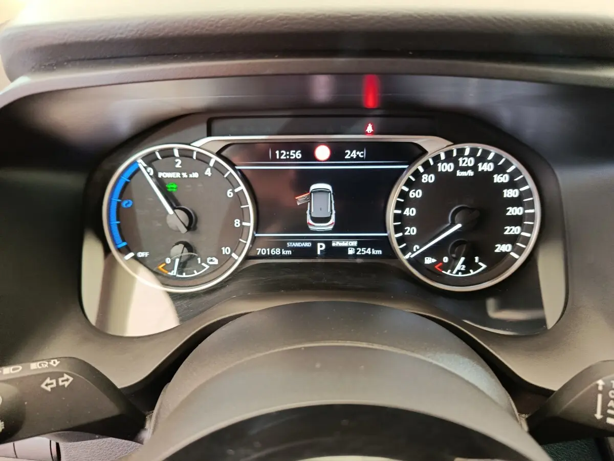 Vue rapprochée du combiné d'instruments numérique du Nissan Qashqai e-Power 2024, affichant vitesse et autonomie.