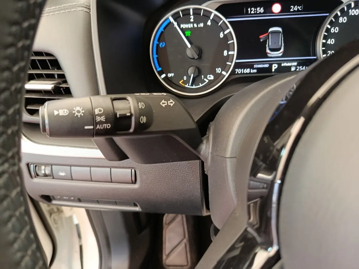 Gros plan sur le combiné d'instruments et la commande des phares du tableau de bord du Nissan Qashqai e-Power 2024.