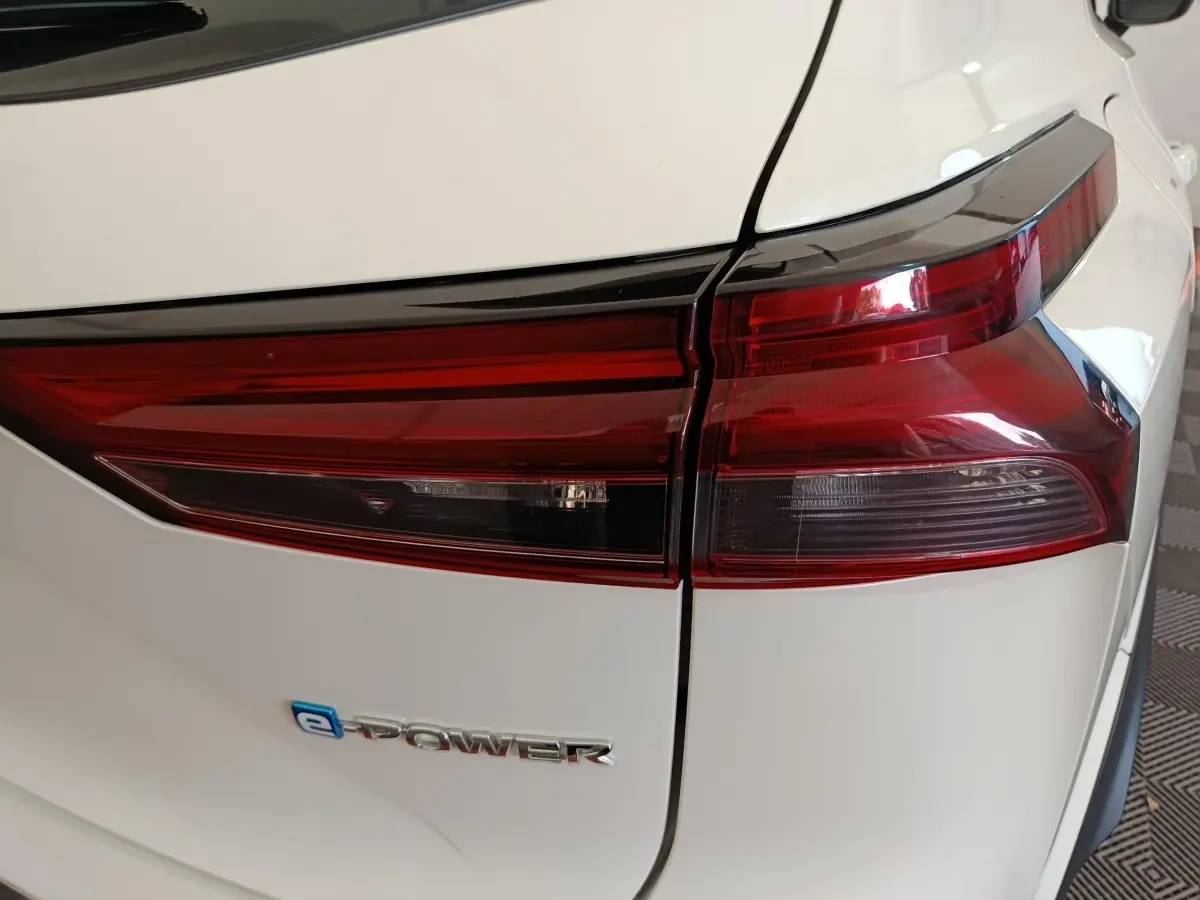 Gros plan sur le feu arrière droit et le logo e-Power du Nissan Qashqai blanc 2024.