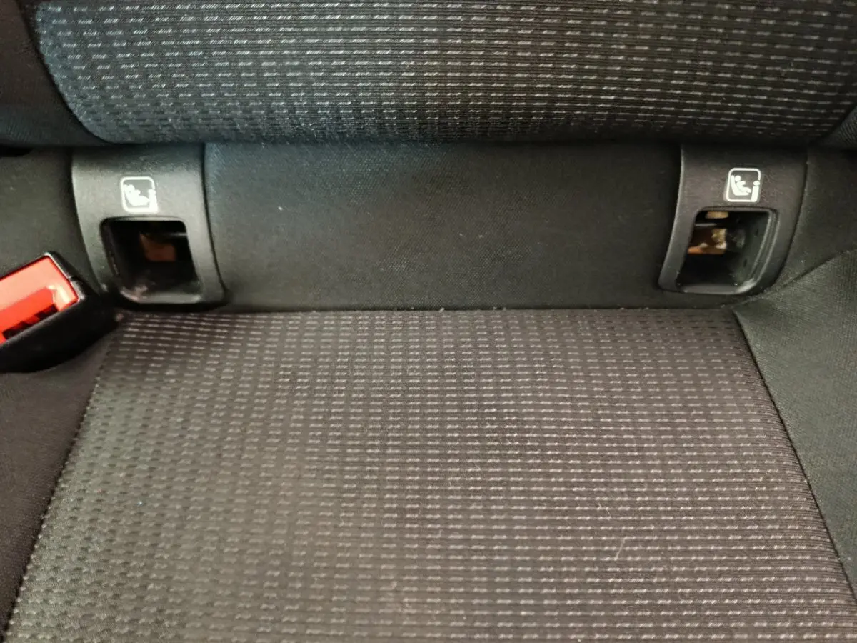 Détail de la banquette arrière noire du Nissan Qashqai e-Power 2024 avec ancrages Isofix visibles.