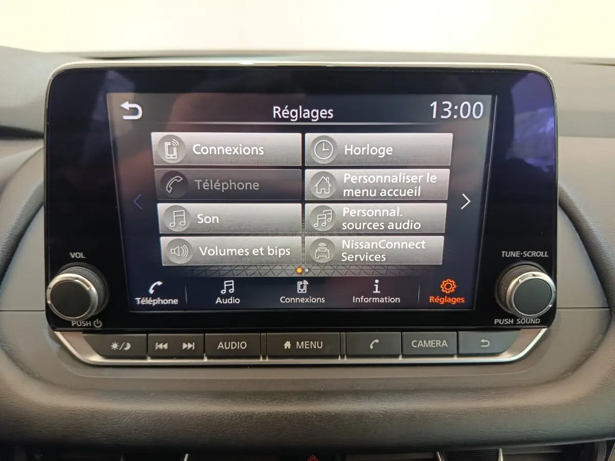 Écran tactile central du tableau de bord du Nissan Qashqai e-Power 190 Business Edition 2024 affichant le menu Réglages.