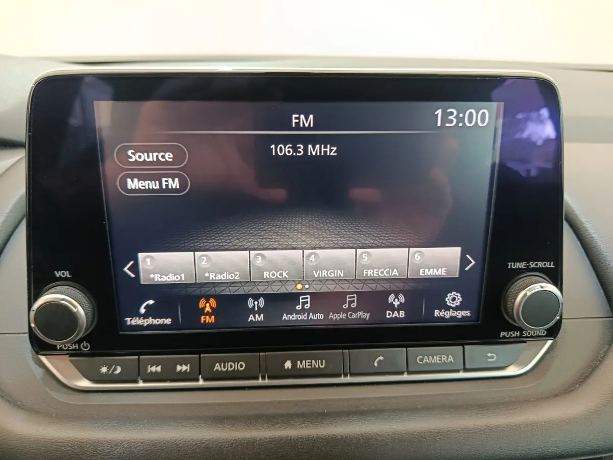 Écran tactile central du Nissan Qashqai e-Power 2024 affichant la radio FM à 106,3 MHz, vue de face.