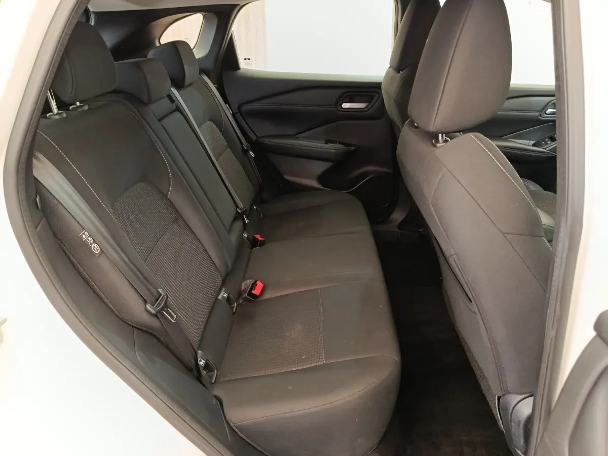 Vue intérieure côté gauche montrant la banquette arrière noire du Nissan Qashqai e-Power 2024 blanc.