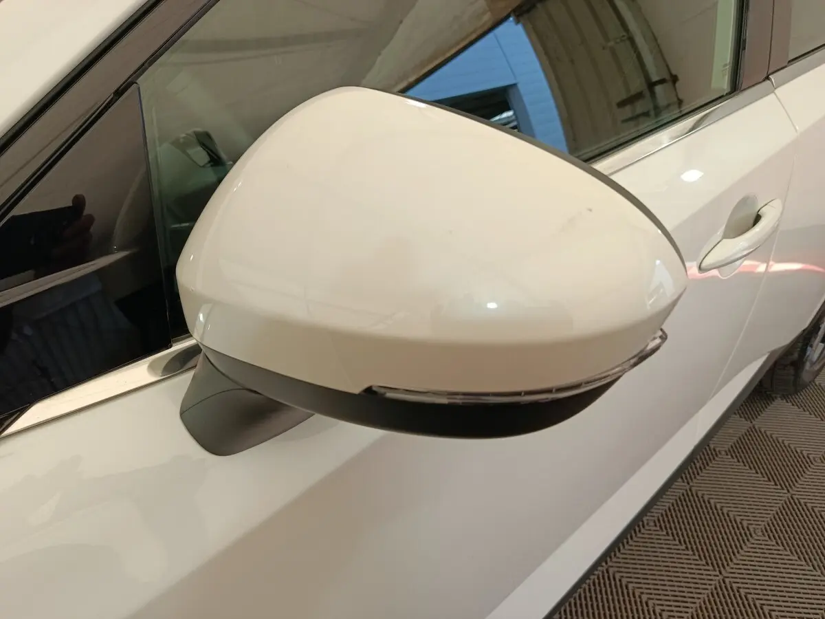 Rétroviseur droit blanc du Nissan Qashqai e-Power 2024 avec clignotant intégré, vue rapprochée côté droit.