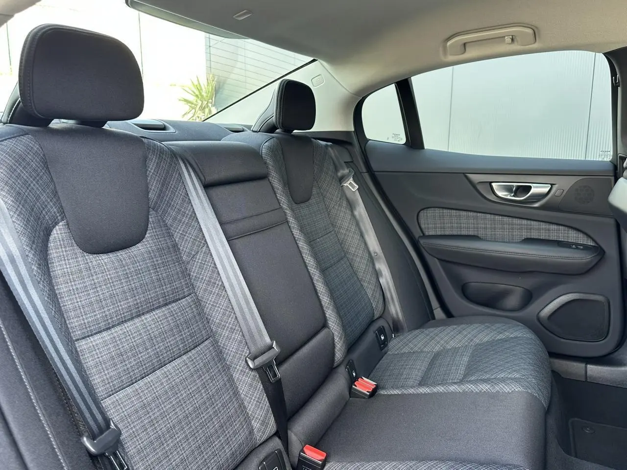 Vue côté droit de la banquette arrière en tissu gris à motifs sur Volvo S60 2024 finition Core+
