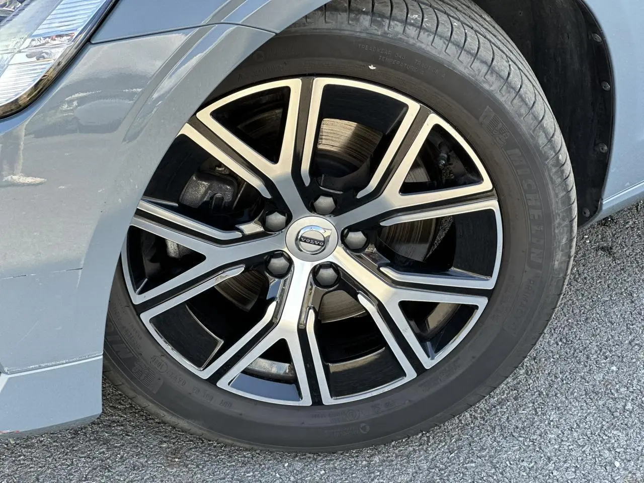 Gros plan sur la jante alliage 17 pouces en Y noir et diamant du côté avant gauche d'une Volvo S60 Gris Thunder.