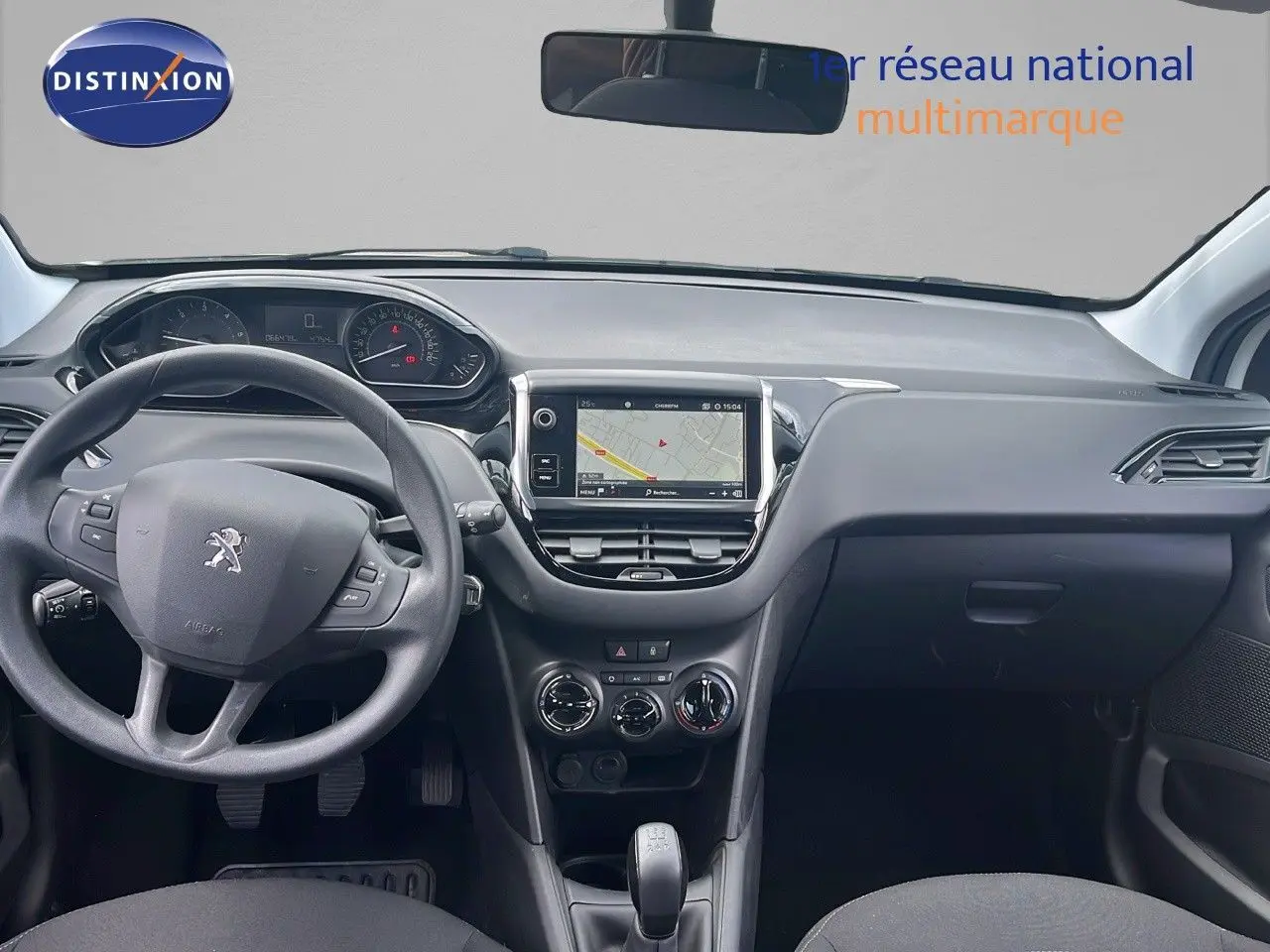 Intérieur de la Peugeot 208 blanc banquise, vue frontale du tableau de bord avec écran tactile et volant multifonction.