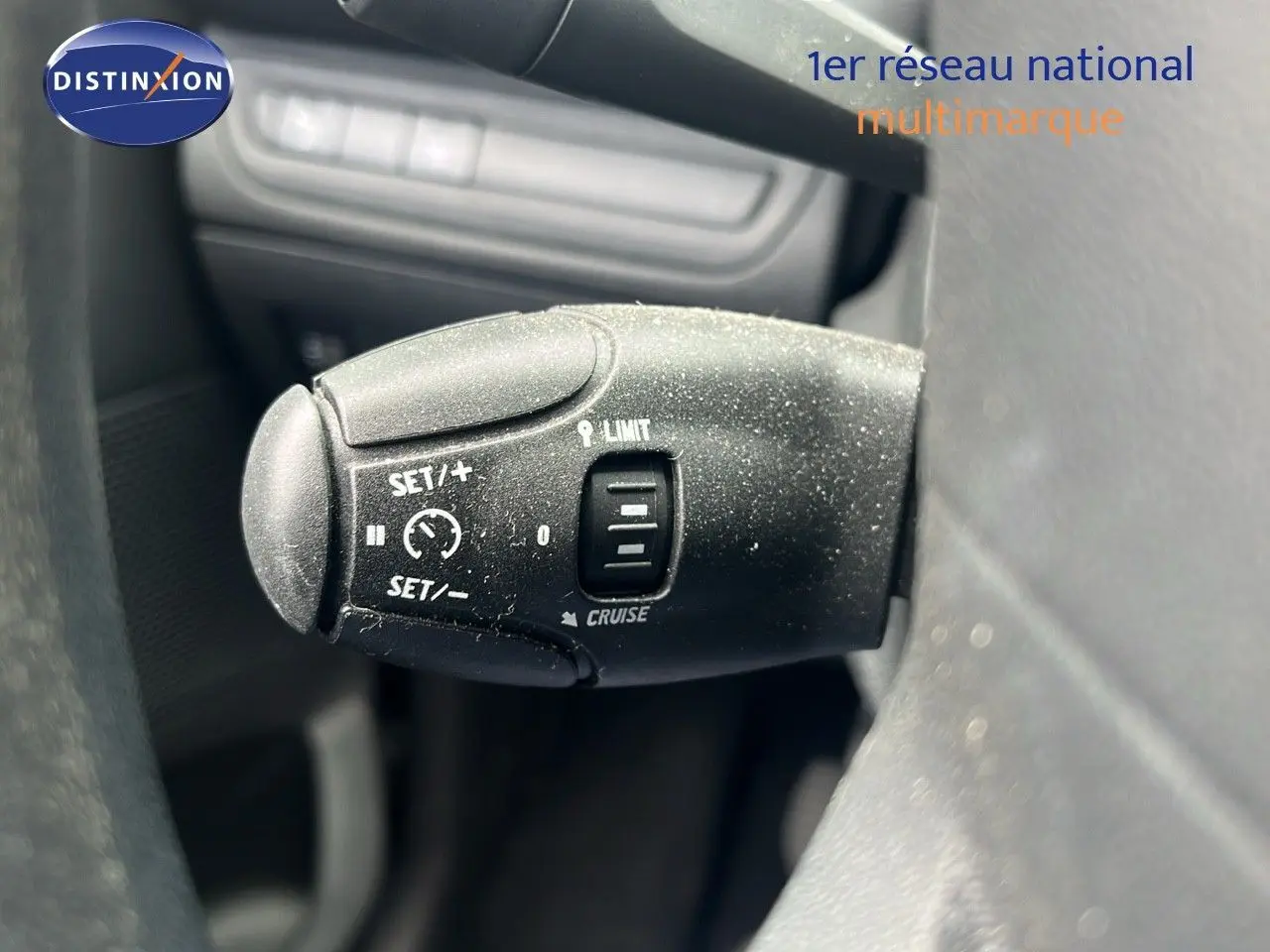 Gros plan sur la commande de régulateur de vitesse du Peugeot 208 blanc banquise, version Société 2020.