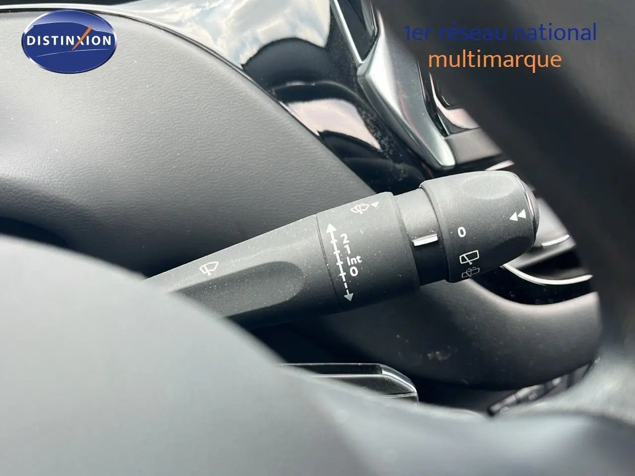 Gros plan sur la commande d'essuie-glace du Peugeot 208 blanc banquise, version Société 2020, intérieur noir.