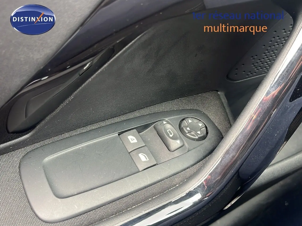 Gros plan sur la commande des vitres électriques côté conducteur d'une Peugeot 208 blanche banquise 2020.