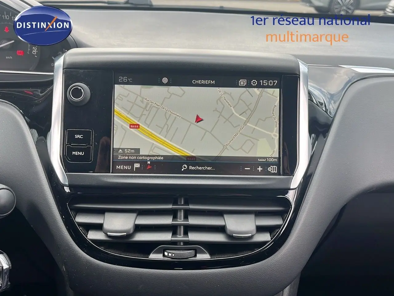 Vue rapprochée de l'écran tactile central avec navigation GPS du tableau de bord d'une Peugeot 208 blanche banquise.