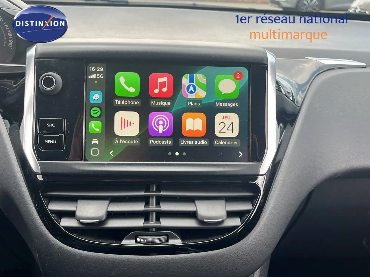 Vue rapprochée de l'écran tactile central du tableau de bord d'une Peugeot 208 blanc banquise de 2020.