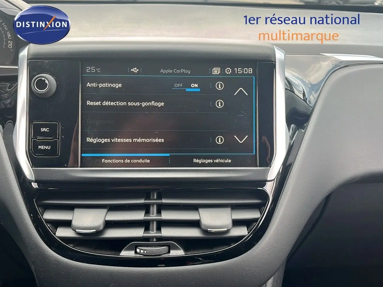 Écran tactile central du tableau de bord de la Peugeot 208 blanc banquise, affichant les réglages de conduite.