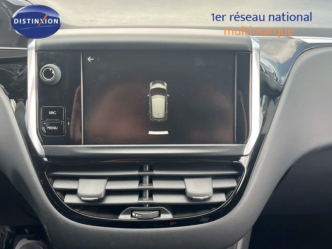 Écran central tactile affichant la vue aérienne du véhicule dans l’habitacle d’une Peugeot 208 blanc banquise.