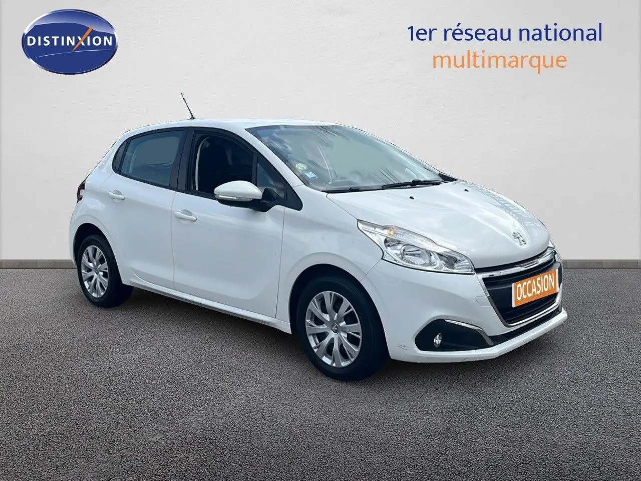 Peugeot 208 blanc banquise vue 3/4 avant droit avec plaque occasion sur fond neutre intérieur showroom.