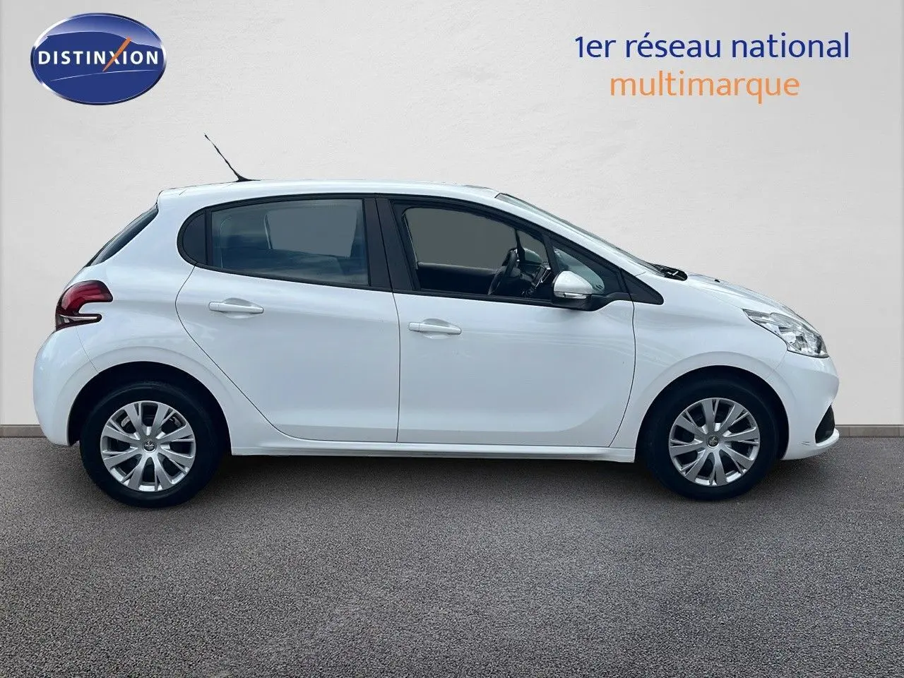 Profil côté droit d'une Peugeot 208 blanche banquise de 2020, version Société avec cinq portes et jantes argentées.