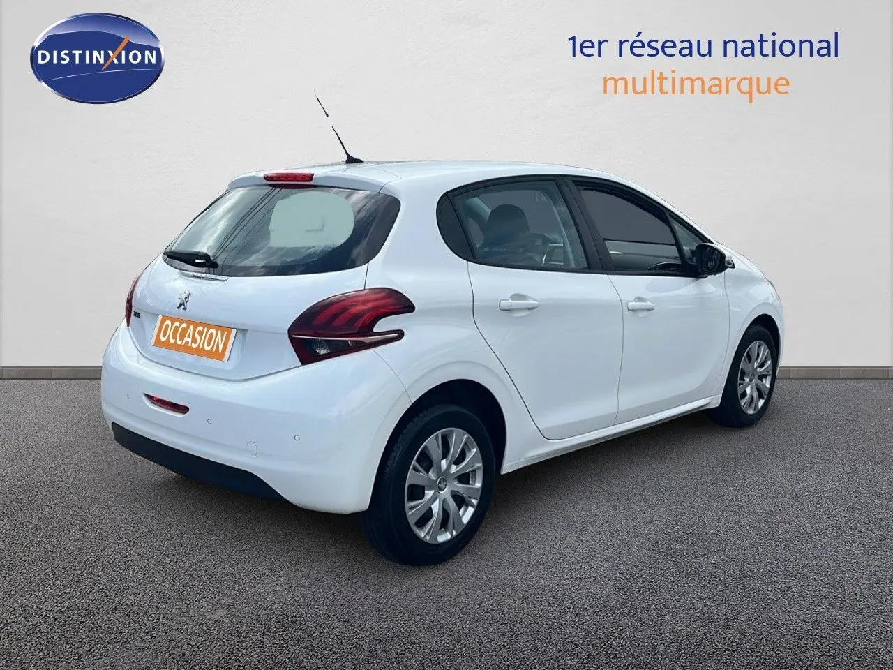 Peugeot 208 blanc banquise en 3/4 arrière droit, mettant en valeur ses feux arrière et ses lignes compactes.