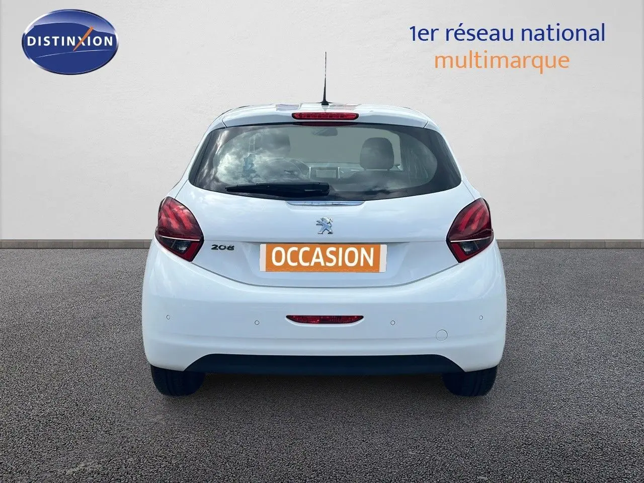 Vue arrière d'une Peugeot 208 blanche banquise de 2020 avec plaque "OCCASION" sur fond neutre.
