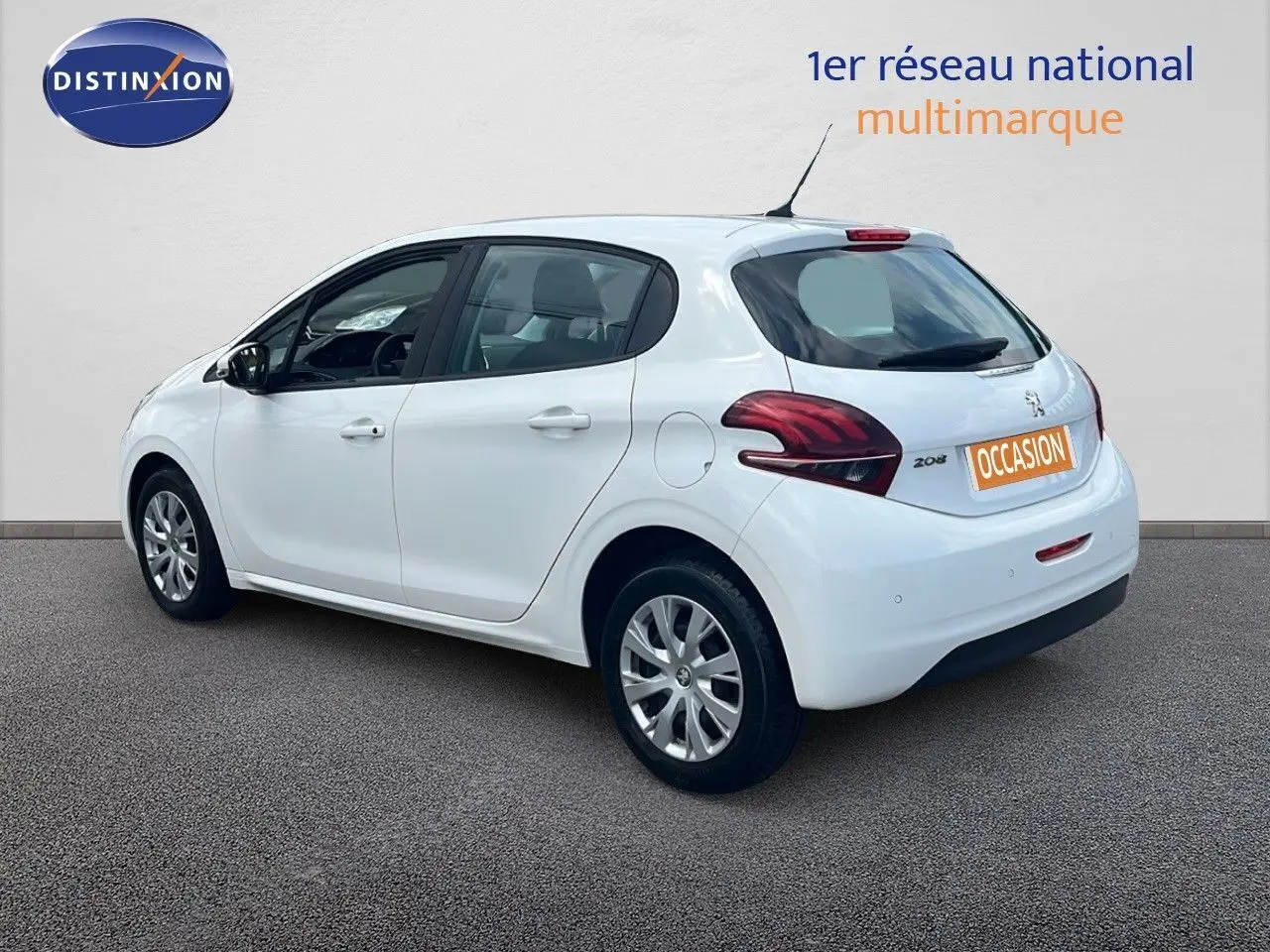 Vue 3/4 arrière droite d'une Peugeot 208 blanche banquise cinq portes avec feux arrière distinctifs et plaque occasion.