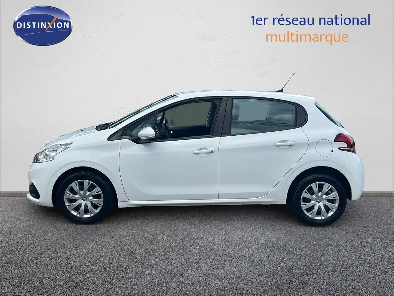 Profil latéral droit d'une Peugeot 208 blanche Banquise version Société 1.5 BlueHDi 100ch Premium Pack de 2020.