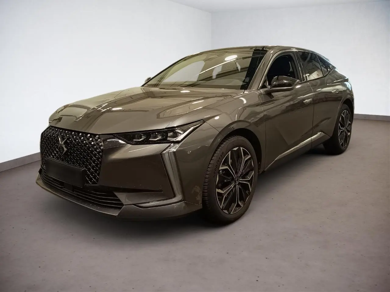 DS4 Gris Platinium en vue 3/4 avant droit, soulignant sa calandre distinctive et ses jantes alliage 19 pouces.